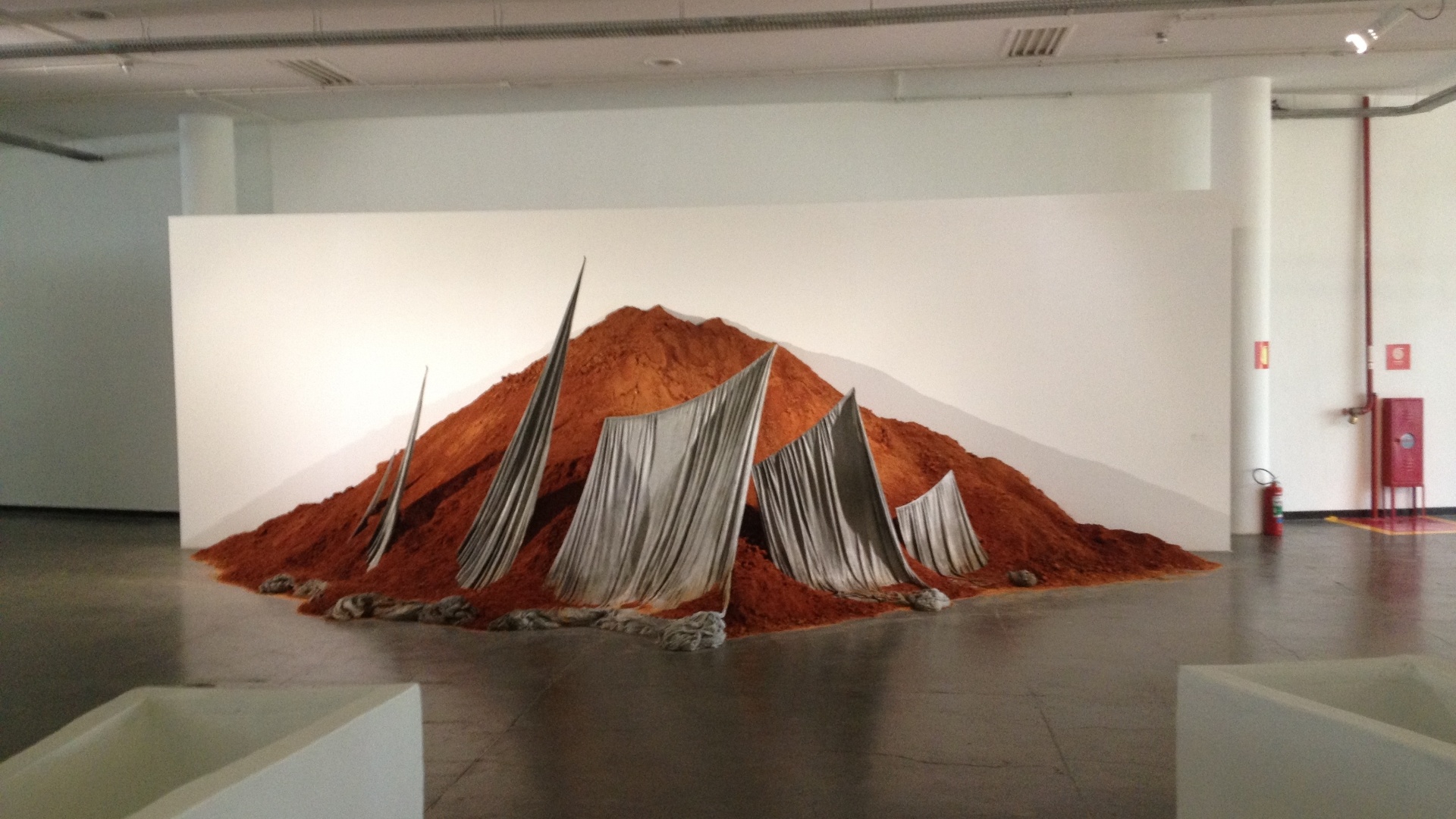 Obra criada pelo brasileiro Thiago Rocha, de Tiradentes (MG). Ela está exposta no segundo andar da Bienal (3/9/12) - Estefani Medeiros/UOL