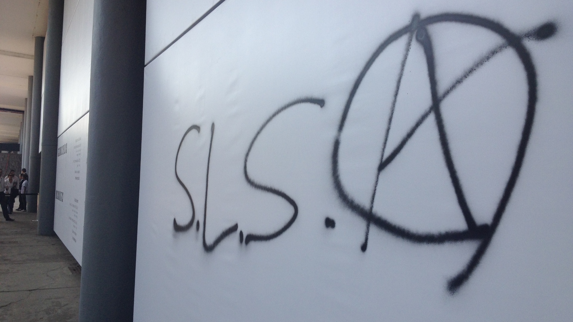 Pixação na entrada do prédio da Bienal (3/9/12) - Estefani Medeiros/UOL