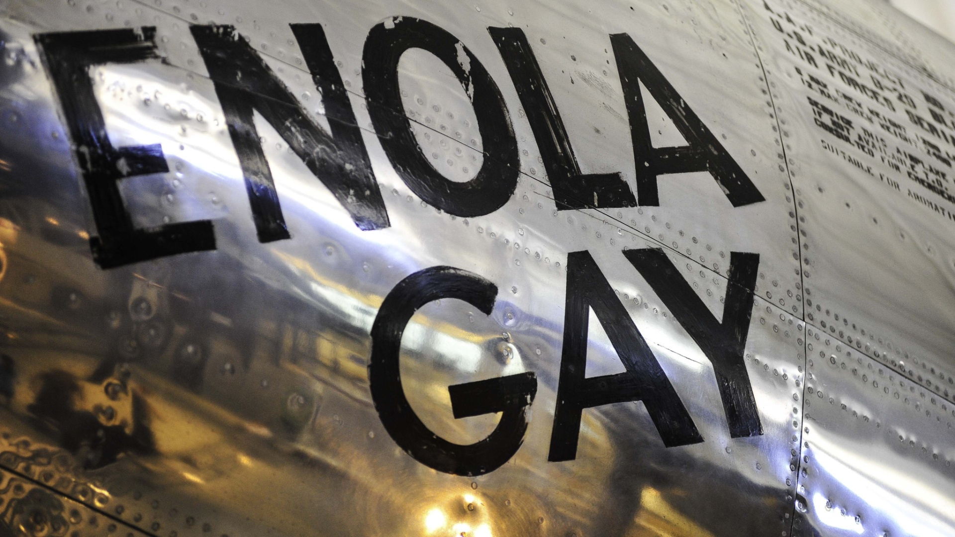 03.set.2012 - Exposição traz modelos de aviões usados pela força aérea norte-americana na Segunda Guerra Mundial. Enola Gay, nome dado ao bombardeiro B-29, lançou a bomba nuclear em Hiroshima, no Japão, em agosto de 1945 - Karen Bleier/AFP