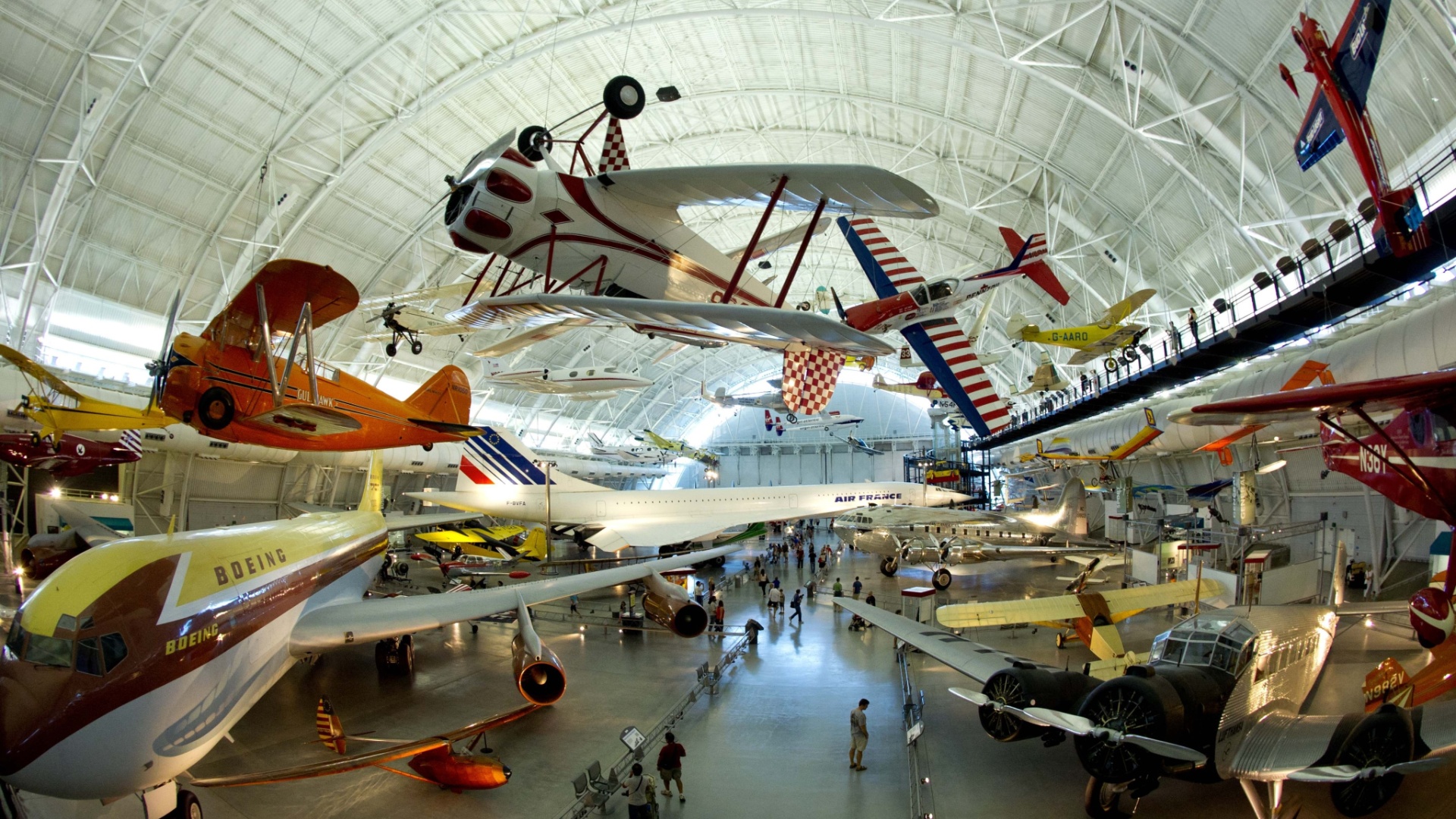 03.set.2012 - Modelos de aviões expostos no hangar do museu National Air & Space, na Virgínia (EUA), contam a história da aviação para visitantes - Karen Bleier/AFP