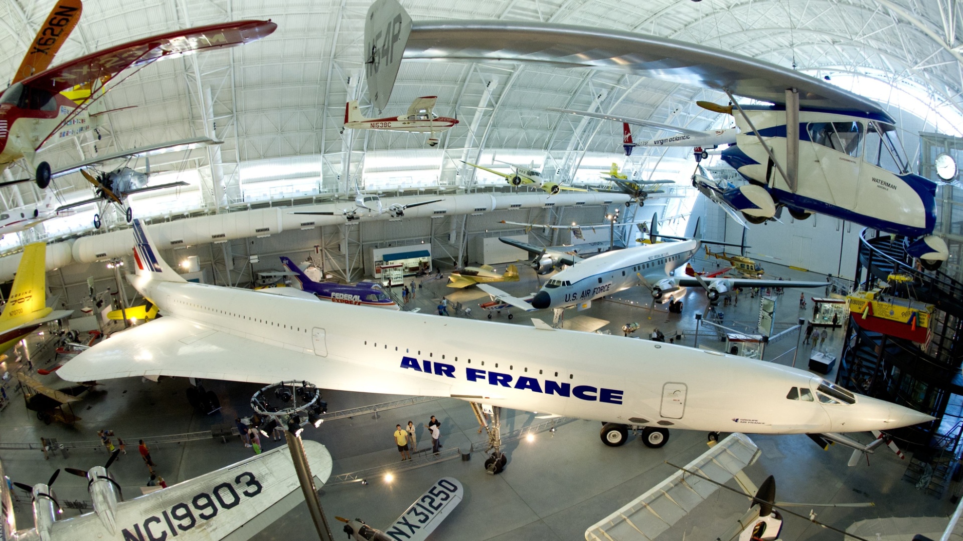 03.set.2012 - Modelos de aviões expostos no hangar do museu National Air & Space, na Virgínia (EUA), contam a história da aviação para visitantes. Em destaque, o concorde da Air France SST - Karen Bleier/AFP