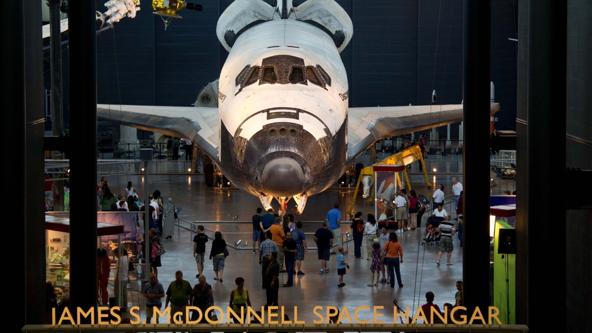 03.set.2012 - O ônibus espacial DIscovery é o primeiro do tipo a ser exposto em um museu - Karen Bleier/AFP