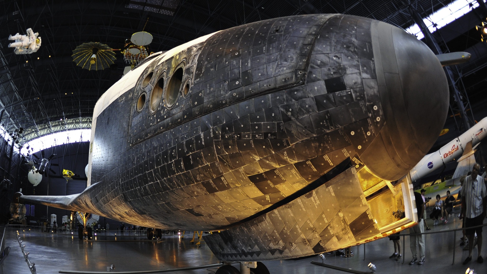 03.set.2012 - Público do museu pode ver de perto detalhes do ônibus espacial Discovery, da Nasa (agência espacial norte-americana) - Karen Bleier/AFP