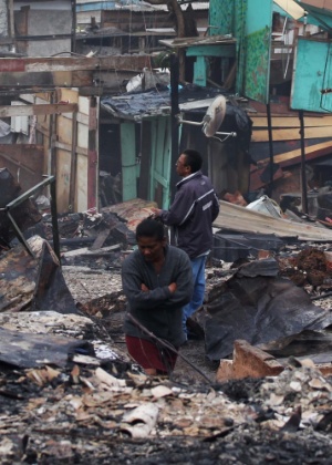Moradora caminha na favela do Piolho no dia seguinte ao incêndio que atingiu o local - Renato S. Cerqueira/Futura Press 