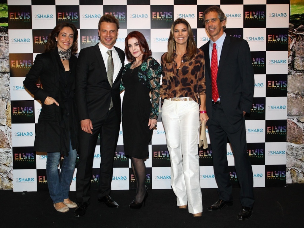 A apresentadora Cynthia Benini, o ator Cássio Reis, a apresentadora Fabiana Scaranzi e seu marido Álvaro Etchenique posam junto de Priscilla Presley na cerimônia (4/9/12) - Manuela Scarpa/Foto Rio News