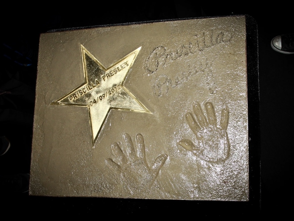 Placa com a assinatura e marcas das mãos de Priscilla Presley que marca a abertura de "The Elvis Experience", em São Paulo (4/9/12) - Manuela Scarpa/Foto Rio News