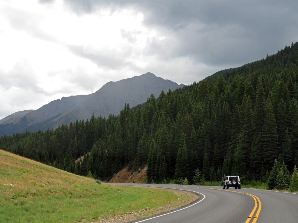 Ainda fora de seu habitat natural, o Wrangler Rubicon desliza macio na bela estrada asfaltada da saída de Silverton: nos Estados Unidos ele vale a partir de US$ 33.570, no Brasil, a versão equivalente, Unlimited, custa a partir de R$ 140 mil - Murilo Góes/UOL