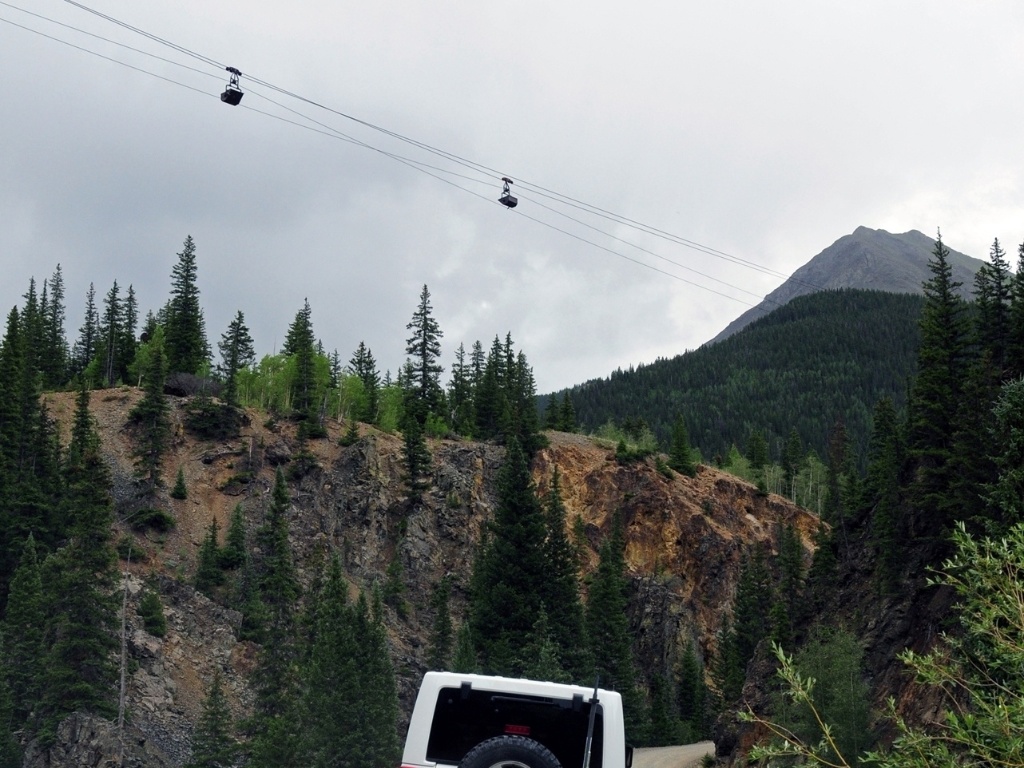As caçambas suspensas por cabos de aço revelam a antiga vocação da região: minas de ouro e prata, incansavelmente exploradas até o início do século XX no lombo de burros e cavalos. Hoje são visitadas pelos jipeiros - Murilo Góes/UOL