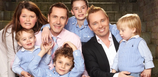 Barrie e Tony Drewitt-Barlow e seus filhos: "nova família" com ajuda de doadora de óvulos brasileira - Anthony McAndrew