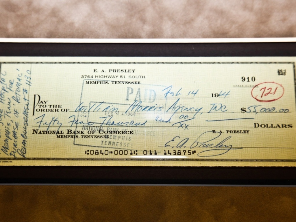 Cheque de crédito que pertenceu a Elvis Presley integra a exposição "The Elvis Experience", em cartaz até o dia 5 de novembro no Shopping Eldorado, em São Paulo (4/9/12) - Manuela Scarpa/Foto Rio News