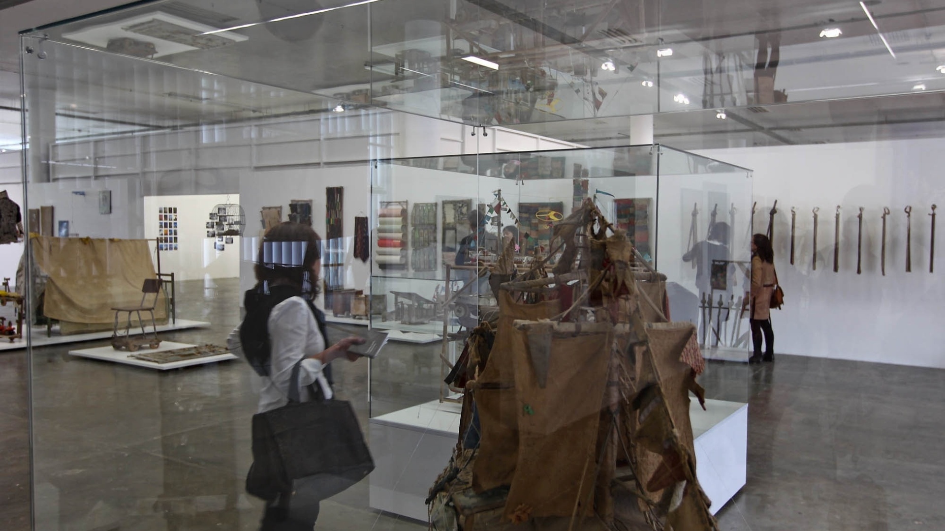 Convidado observa obra do artista brasileiro Arthur Bispo do Rosario, na 30ª Bienal de Arte, no Pavilhão da Bienal, em São Paulo (4/9/12) - Leandro Moraes/UOL