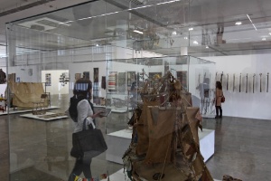 Convidado observa obra do artista brasileiro Arthur Bispo do Rosario, um dos destaques da 30ª Bienal de Arte, no Pavilhão da Bienal, em São Paulo - Leandro Moraes/UOL