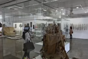 Convidado observa obra do artista brasileiro Arthur Bispo do Rosario, um dos destaques da 30ª Bienal de Arte, no Pavilhão da Bienal, em São Paulo - Leandro Moraes/UOL