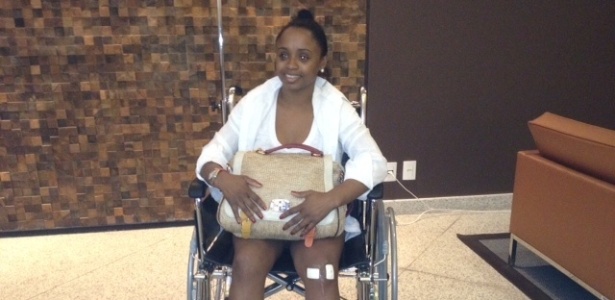 Daiane dos Santos sai de cadeira rodas do hospital após passar por artroscopia no joelho esquerdo
