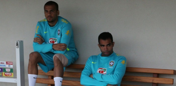 Daniel Alves e Sandro com problemas físicos não treinaram pela seleção brasileira nesta quarta-feira 