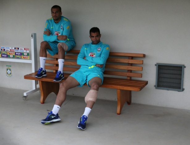 Daniel Alves e Sandro foram poupados do treino realizados pela seleção brasileira nesta 3ª 