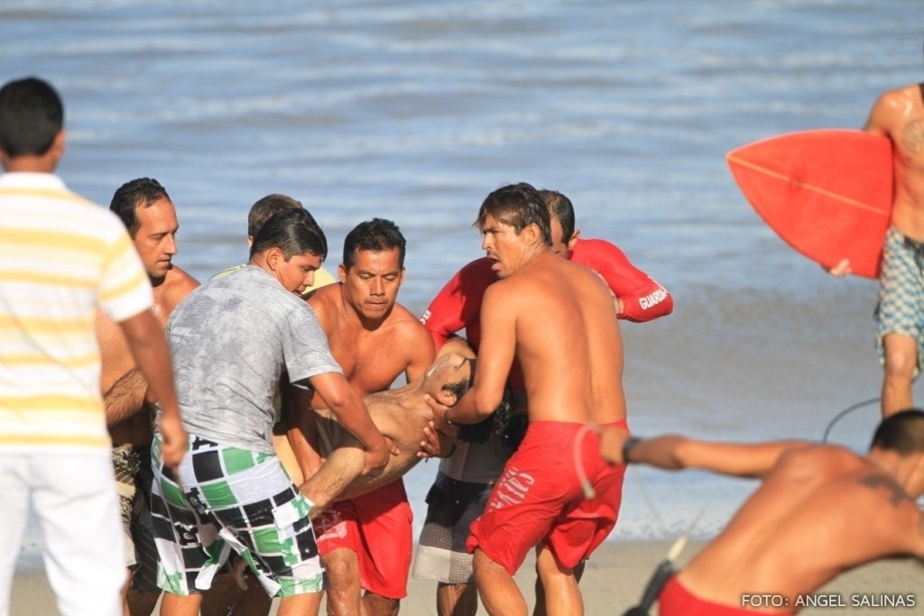 04.set.2012 - Equipe de resgate tenta reanimar o surfista brasileiro Aldemir Calunga após acidente em onda gigante de Zicatela, em Puerto Escondido, no México