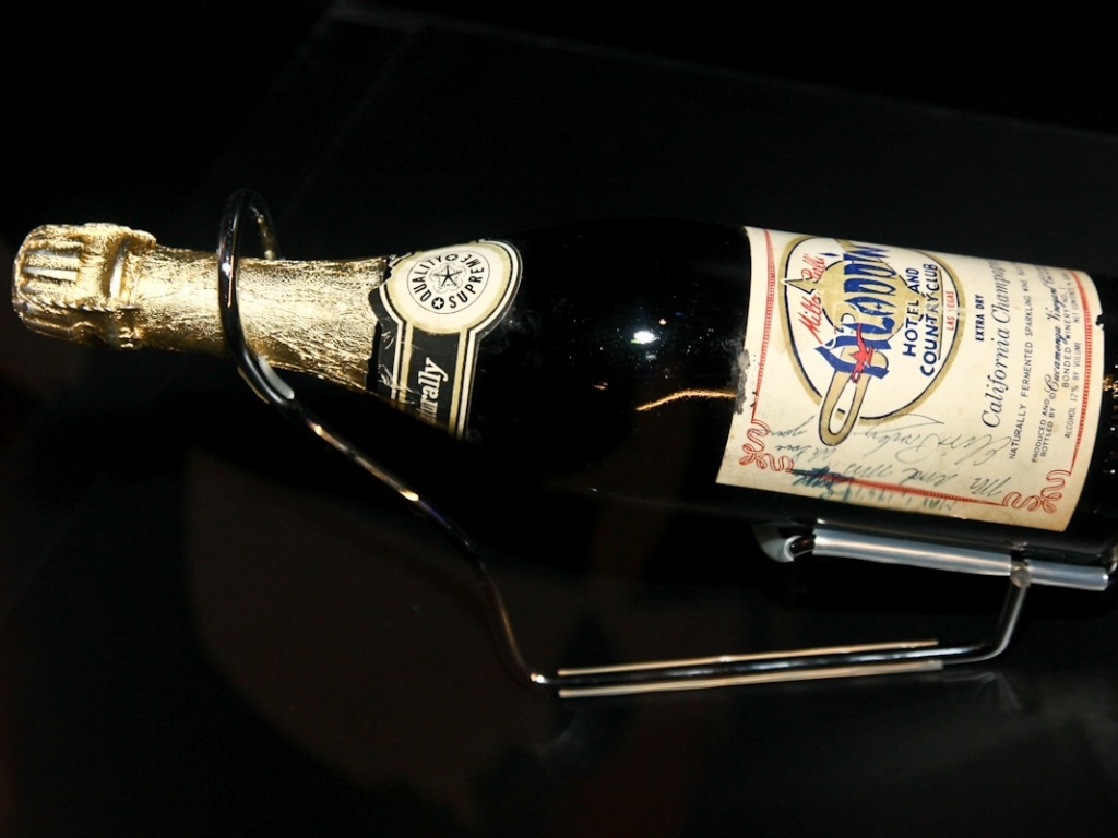 Garrafa que pertenceu a Elvis Presley integra a exposição "The Elvis Experience", em cartaz até o dia 5 de novembro no Shopping Eldorado, em São Paulo (4/9/12) - Manuela Scarpa/Foto Rio News