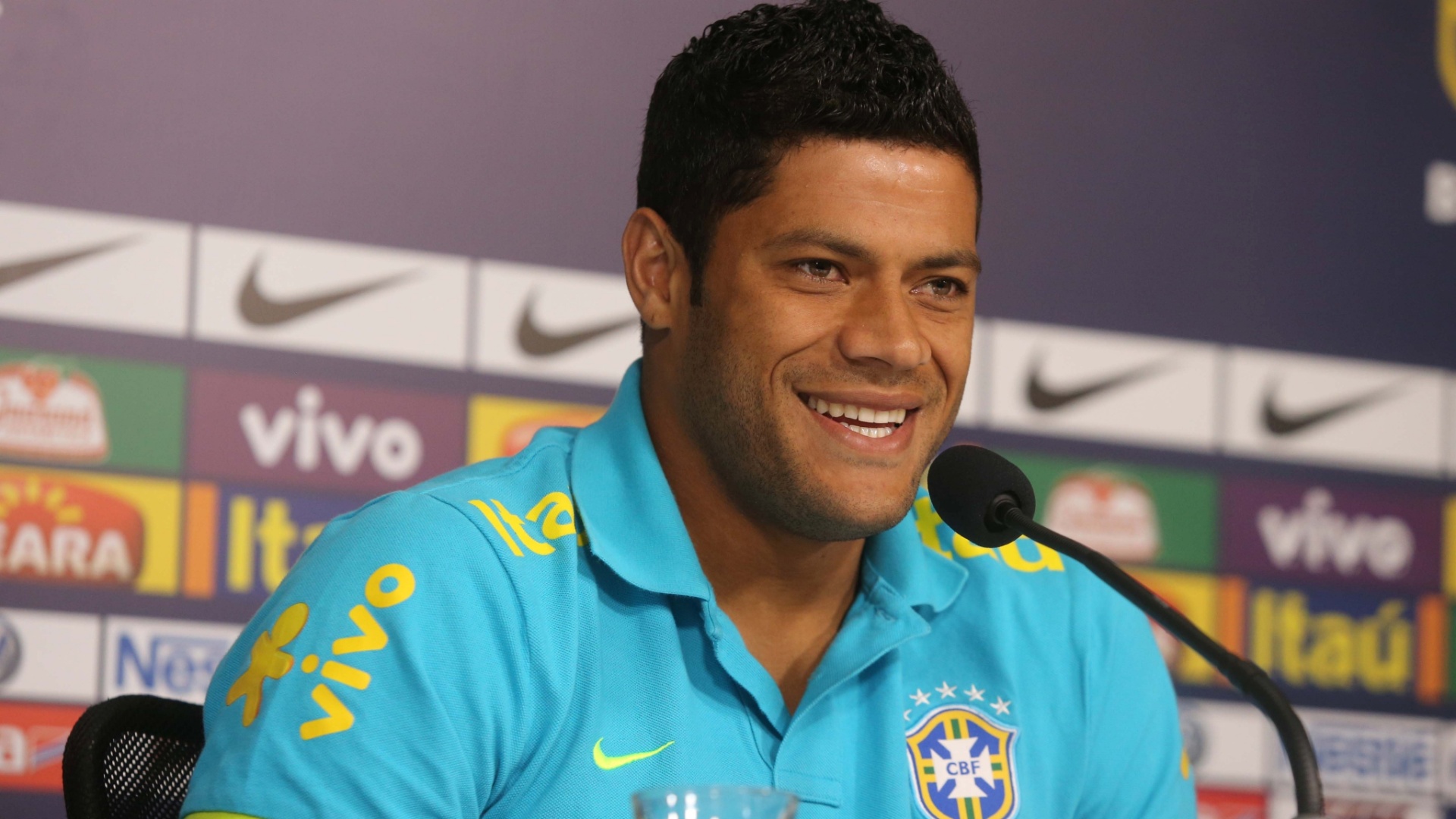 Hulk concede entrevista coletiva antes do treino da seleção brasileira em Cotia