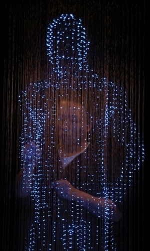 O artista Makoto Tojiki mexe com uma de suas obras - Divulgação / Makototojiki.com