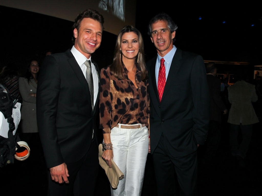 O ator Cássio Reis junto da apresentadora Fabiana Scaranzi e seu marido Álvaro Etchenique no "The Elvis Experience" (4/9/12) - Manuela Scarpa/Foto Rio News