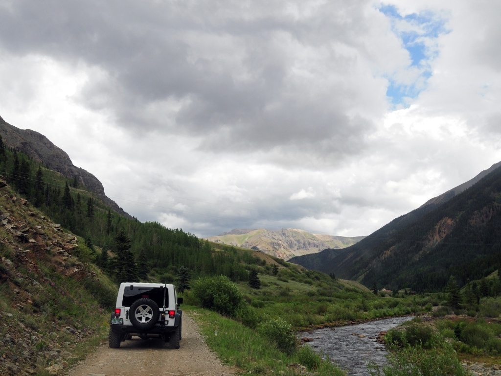 O rio Animas margeia a estrada de terra nos trechos de vale: caminho começa suave e sem tração 4x4 - Murilo Góes/UOL