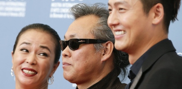 Os ators Jo Min-soo e Lee Jung-jin promovem o filme "Pieta" com o diretor coreano Kim Ki-duk (centro) no 69º Festival de Veneza (4/9/12) - Reuters