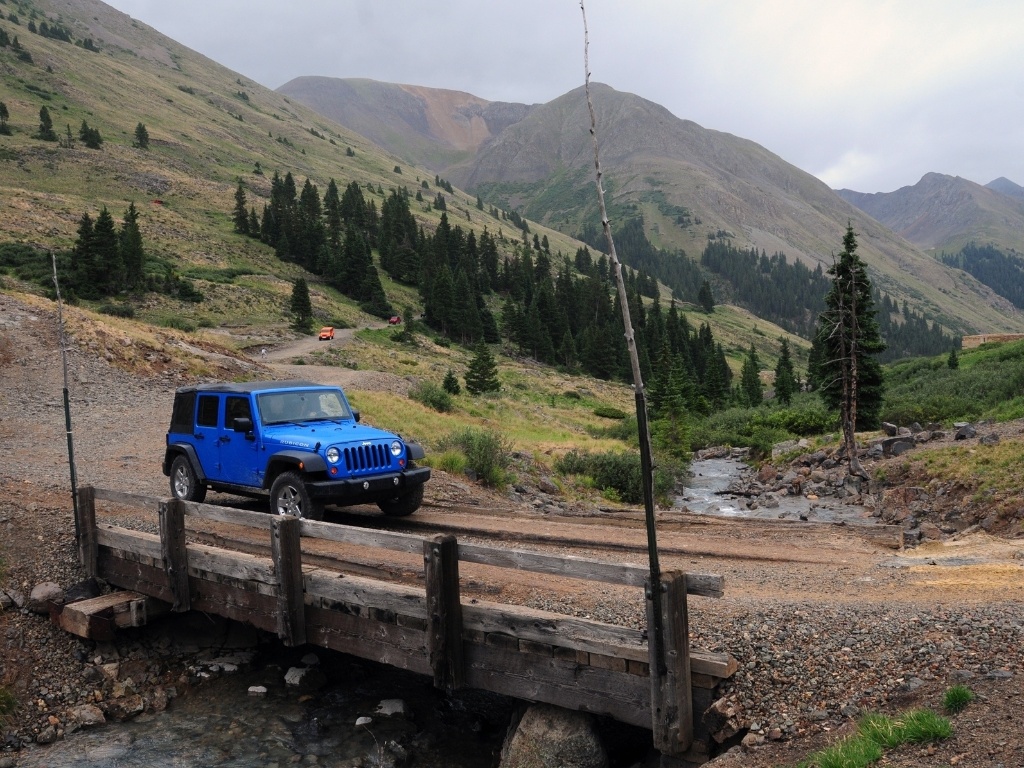 Wrangler tem várias configurações de capota: fibra, lona ou partes de cada material, como no carro da foto - Murilo Góes/UOL