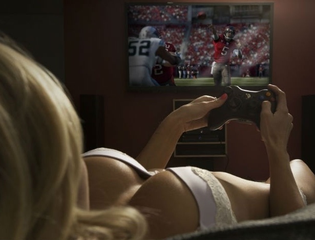 Para promover o game Madden 13, a empresa EA Sports deixou de lado os brutamontes e apostou em beldades de biquínis