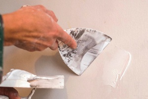 Com massa, escova e carimbo faça a pintura de parede que parece madeira - Leandro Moraes/ UOL