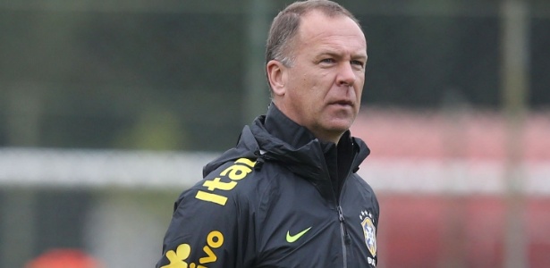 Técnico Mano Menezes observa jogadores da seleção brasileira durante treino 