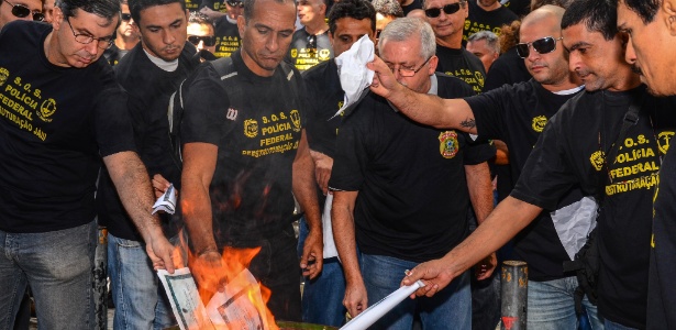 Policiais federais em greve queimam cópias dos seus diplomas de graduação durante protesto - Marcelo Fonseca/Brazil Photo Press/AE