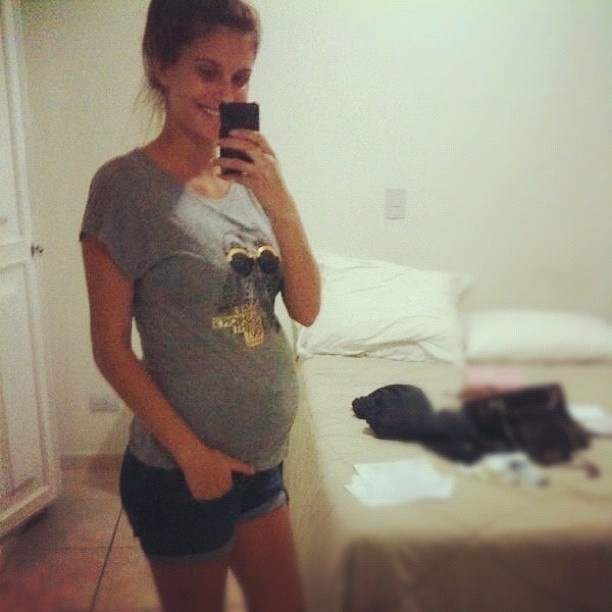 Carol Francischini aparece com barriga de sete meses de gravidez (3/9/2012)