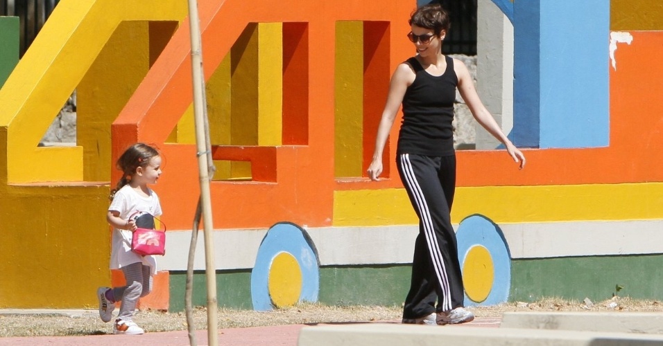 Débora Falabella brinca com a filha, Nina, no Parque dos Patins, no Rio de Janeiro (5/9/12)