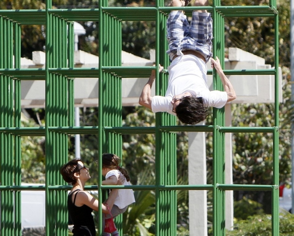 Débora Falabella e Daniel Alvim brincam com a filha da atriz, Nina, no trepa-trepa do Parque dos Patins, no Rio de Janeiro (5/9/12)