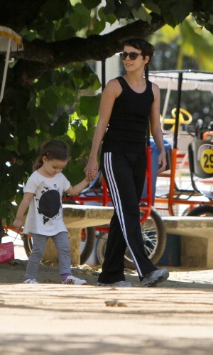 Débora Falabella leva a filha, Nina, para passear no Parque dos Patins, no Rio de Janeiro (5/9/12)