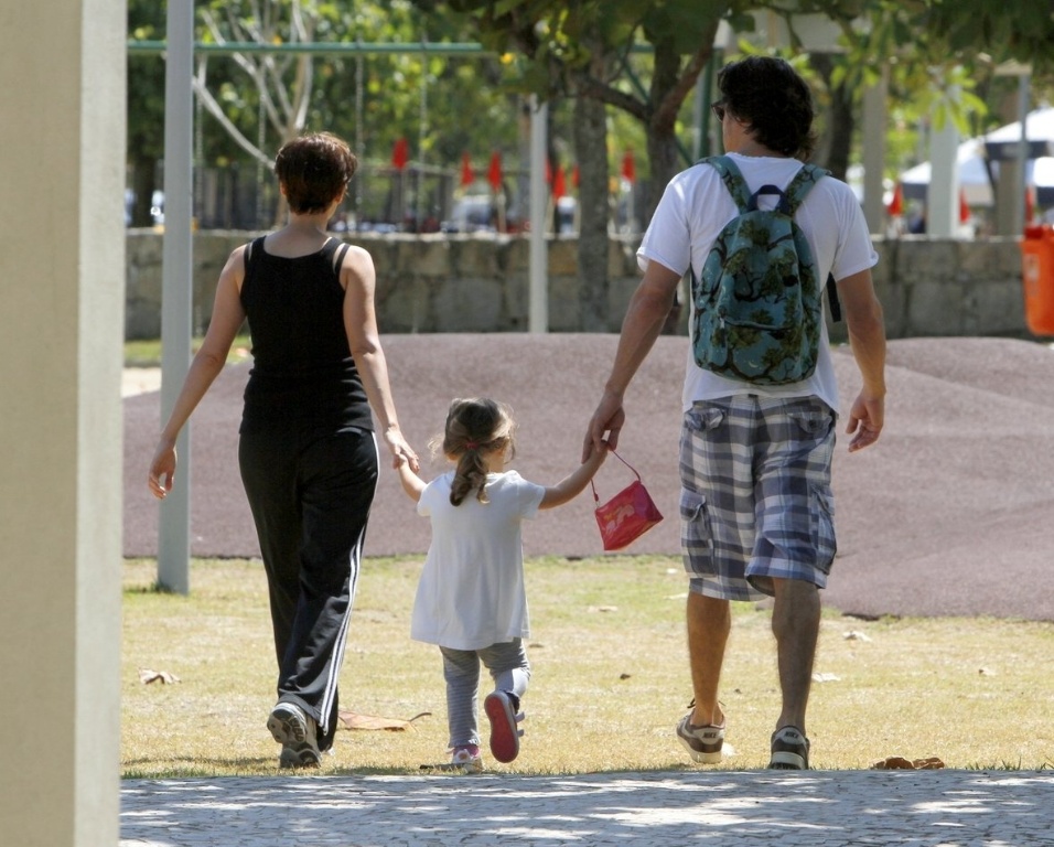 Débora Falabella passeia no Parque dos Patins, no Rio de Janeiro, com a filha Nina e o namorado, Daniel Alvim  (5/9/12)