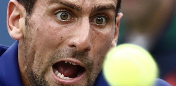 Djokovic faz careta na hora de rebater bola em duelo contra Stanislas Wawrinka  - REUTERS/Eduardo Munoz