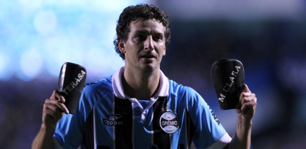 Elano está fora há dois jogos e volta ao Grêmio contra o Fluminense na quarta-feira - Gustavo Granata/AGIF