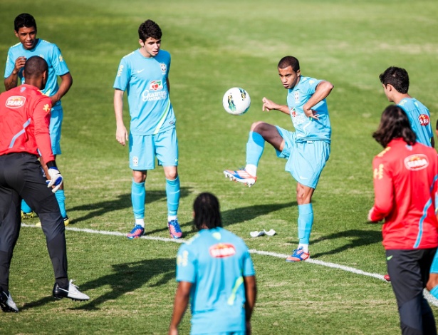 Jogadores observam Lucas durante o tradicional 'bobinho' antes de treino do Brasil em Cotia 