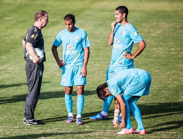 Mano Menezes conversa com Lucas, Rômulo e Neymar durante treino da seleção brasileira em Cotia