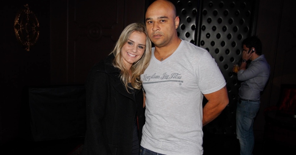 Milene Domingues e o namorado Rubens Lopes compareceram à festa de aniversário do ex-BBB Rogério em casa noturna de SP (4/9/12)