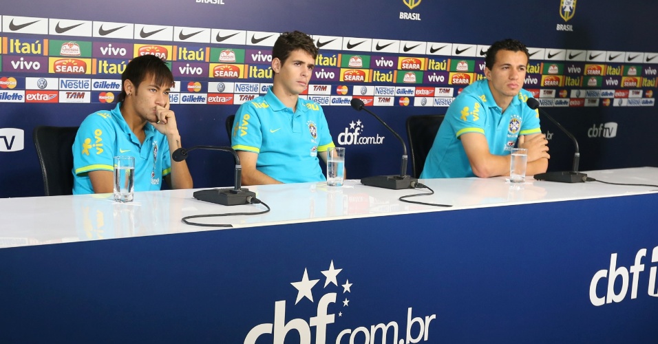 Neymar, Oscar e Leandro Damião ouvem perguntas dos jornalistas durante coletiva da seleção brasileira em Cotia