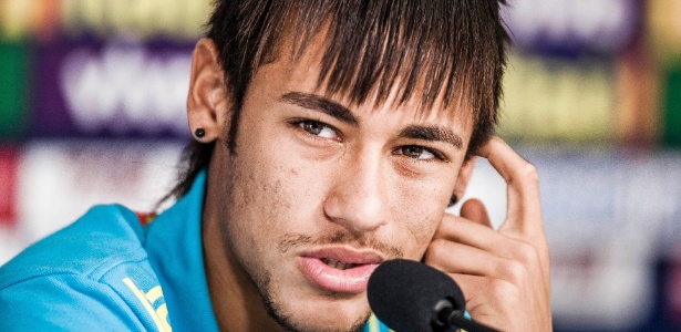 Neymar pediu o fim da novela envolvendo o meia Ganso durante coletiva da seleção no CT de Cotia
