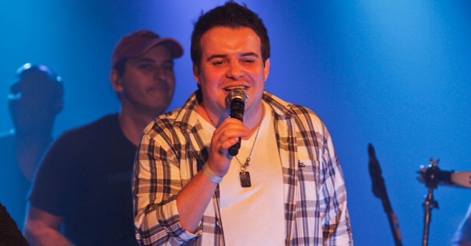 O cantor Belutti, da dupla com Marcos, fez uma participação no show da Inimigos da HP em casa noturna de SP, durante festa do ex-BBB Rogério (4/9/12)