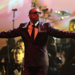 O cantor britânico George Michael se apresenta no show da turnê "Symphonica", em Viena (7/4/12) - REUTERS/Heinz-Peter Bader