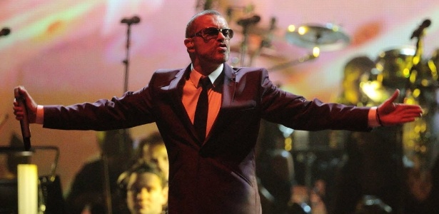 O cantor britânico George Michael se apresenta no show da turnê "Symphonica", em Viena (7/4/12). Michael voltou aos palcos após uma grave infecção pulmonar