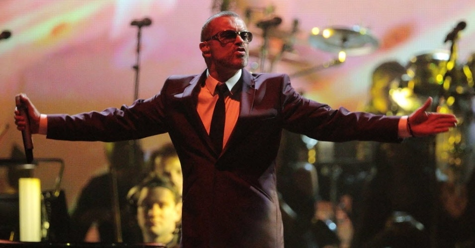 O cantor britânico George Michael se apresenta no show da turnê "Symphonica", em Viena (7/4/12). Michael voltou aos palcos após uma grave infecção pulmonar