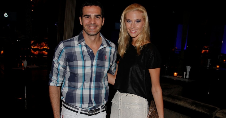 O ex-BBB Ralf e sua namorada Lauren Hurley compareceram à festa de aniversário de Rogério em casa noturna de São Paulo (4/9/12)