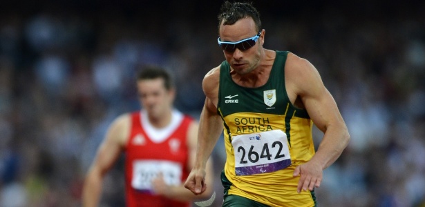Oscar Pistorius poderá voltar a competir fora da África do Sul - AFP PHOTO / ADRIAN DENNIS